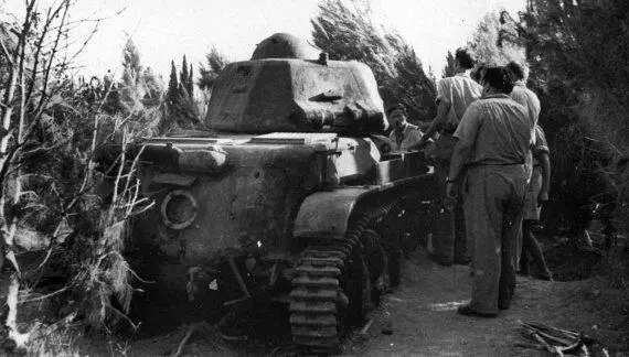 Израильские солдаты осматривают захваченный сирийский танк Рено R35 1948 год - фото 6