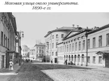 На площади перед Троицкими воротами на месте Манежа в это время был привозный - фото 190