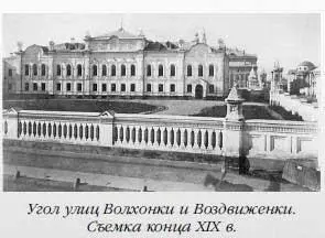 В 1493 году здесь образовалась площадь остатки которой доселе заметны перед - фото 203