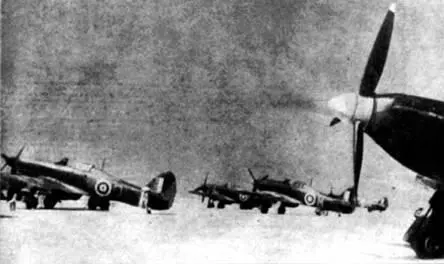 Харрикейны на мальтийском аэродроме осень 1941 г Фрагменты сбитого над - фото 78