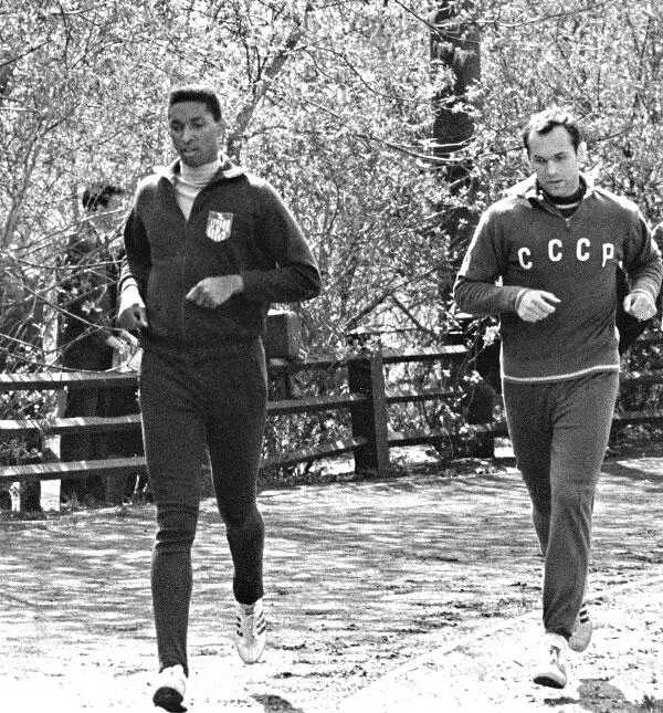 Виктор ИЛЬЧЕНКО Судьба отмерила Виктору Ильченко всего 55 лет жизни Он с - фото 11
