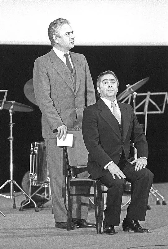 На фото начала 80х Виктор Ильченко стоит выступает на сцене со своим - фото 13