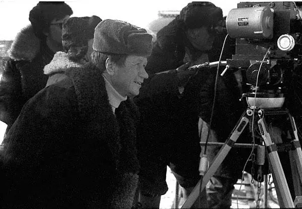 На фото Леонид Быков запечатлен в феврале 1976 года во время съемок своего - фото 16