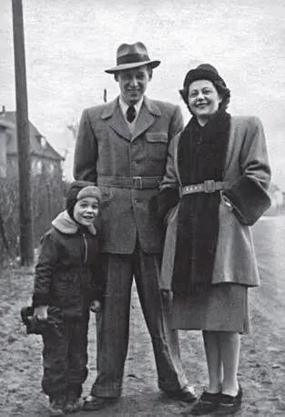 Папа мама и Павлик Берлин 1949 г Потребовалось чуть более одного - фото 64
