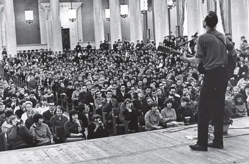 Выступление Пита Сигера в Москве 1965 г Мы по сей день остаемся с Питом - фото 70