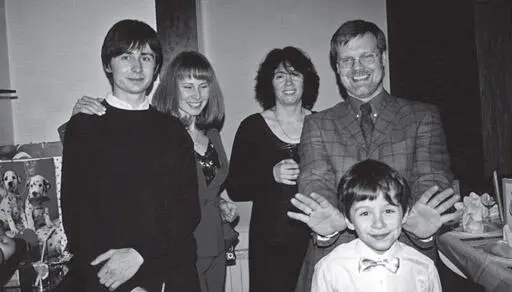 Слева направо Арсений Гробовников ныне известный фотомастер его мать Наталия - фото 93