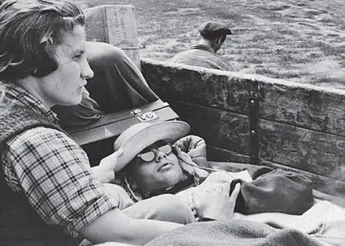 В кузове грузовика Болею Лечит меня Лия Фролова Алтай 1956 г Во время - фото 110