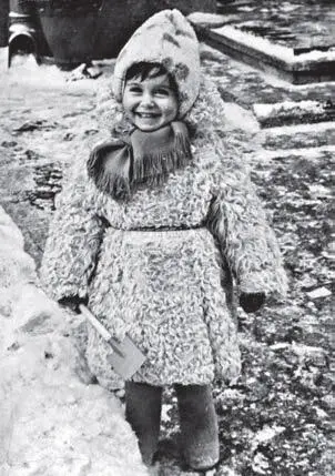 Катечке три года Зима 1963 г Она же Лето того же года Мою дипломную - фото 122