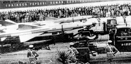 ЗРК С75 армии ГДР вверху и Румынии внизу на параде Самоходная ПУ ЗРК - фото 4