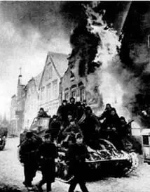 Ночью наша батарея без света вошла в незнакомую деревню В корпусах самоходок - фото 47