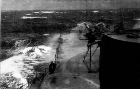 Крейсер Рюрик в штормовом море В 1918 г Рюрик участвует в обеспечении - фото 56