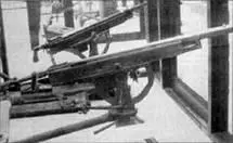 Два пулемета системы КольтБраунинг на заднем плане M1895 производства - фото 17
