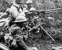 Французские и британские солдаты у пулемета Mle 1914 Гочкис Пулемет - фото 59