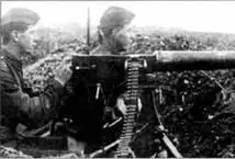 Британский расчет с пулеметом Виккерс Mk I 1914 г Лента снаряжена холостыми - фото 6