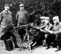 Французские солдаты у пулемета Мlе 1907 СентЭтьен на 1915 г он все еще - фото 62