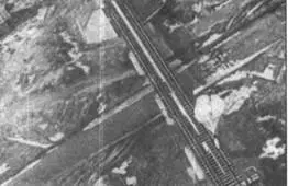 Рис 1а Бомбардировка моста с помощью парашютных бомб В целях более - фото 106