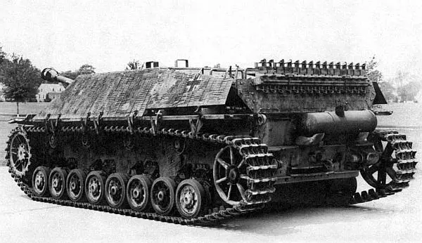 Вид сзади сбоку на Jagdpanzer IV Хорошо видны кронштейны для навешивания - фото 103
