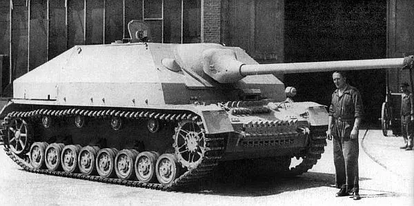 Прототип истребителя танков Panzer IV70A во дворе завода фирмы Alkett - фото 111