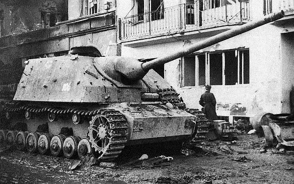 Истребитель танков Panzer IV70A подбитый во время боев на улице Будапешта - фото 118