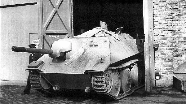 Сборочный цех покидает первый прототип новой боевой машины 1 апреля 1944 года - фото 121