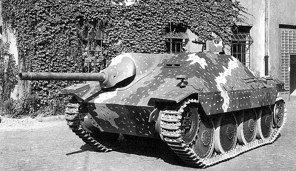Серийная САУ Hetzer с облегченной маской пушки во дворе завода ВММ Лето 1944 - фото 123
