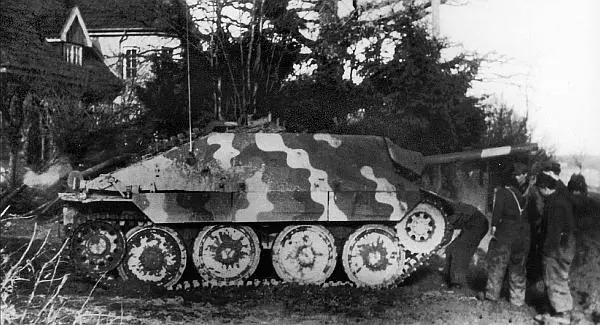 Экипаж САУ Hetzer занимается обслуживанием своей машины Обращает на себя - фото 132