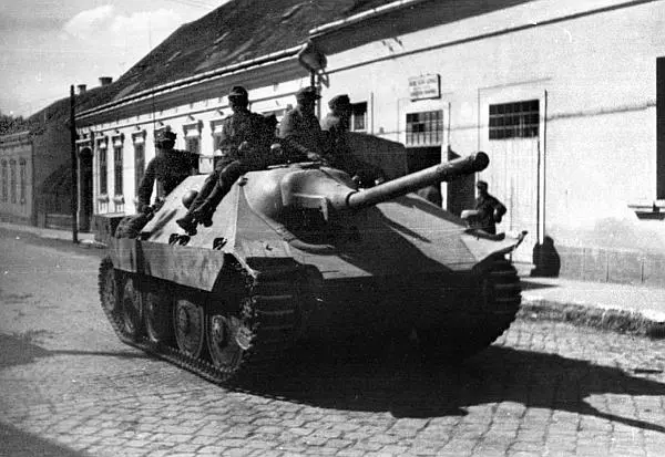 САУ Hetzer на улице западноукраинского города Восточный фронт лето 1944 года - фото 135