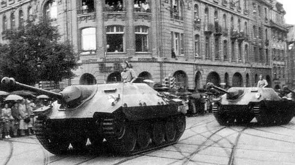 Истребитель танков G13 на параде в Цюрихе Швейцария 1947 год Вскоре после - фото 141