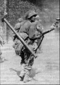 Американский гранатометчик с РПГ М1 Базука за спиной Фонтенбло август 1944 - фото 94