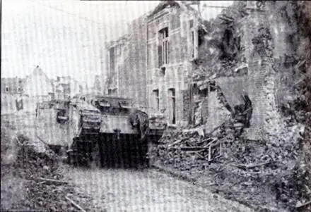 Танк Mk II движется по улице Арраса Танк Mk I СЗ получивший попадания в - фото 92
