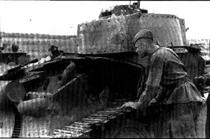 Разрушение моторной части немецкого легкого танка Pz Kpfw 38 t в результате - фото 6