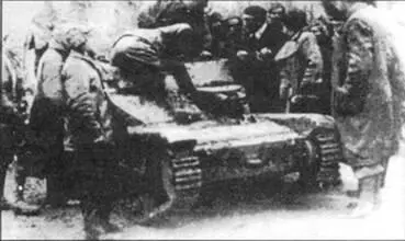 Республиканцы осматривают захваченную танкетку CV335 В декабре 1938 г - фото 68