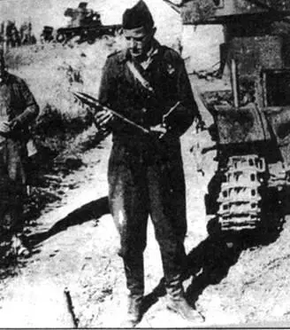 Офицер Легиона Кондор у трофейных Т26 Легкие танки Pzl Закономерен - фото 70