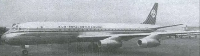 Первый взлет первого DC810 произошедший 10 мая 1958 г вверху - фото 123