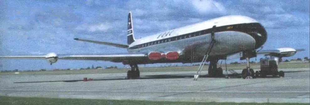 Первый взлет первого DC810 произошедший 10 мая 1958 г вверху - фото 124