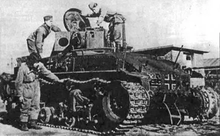 Наши танкисты осматривают брошенный Pz35t 6и танковой дивизии Вермахта - фото 114