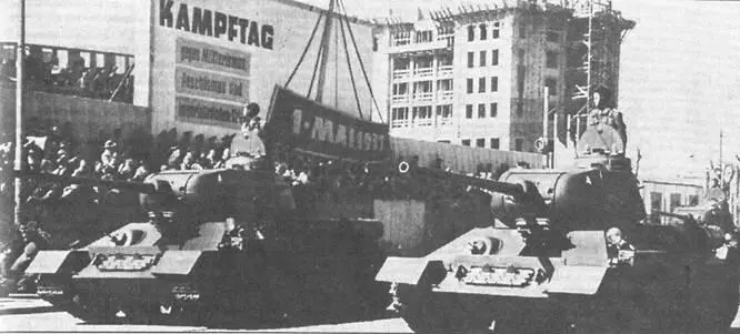 Т3485 на параде в Берлине ГДР 1 мая 1959 г Т 34 в боях после окончания - фото 125