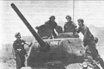 На башне Т3485 Фидель Кастро ПлайяХирон 1960 г Мятежники пытаются - фото 127
