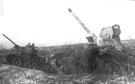 Танки Т3476 на позиции для зенитной стрельбы Справа Т34 с шестигранной - фото 166