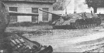 Подбитая тридцатьчетверкаминемецкая самоходка Pz1V70 вооруженная той же - фото 76