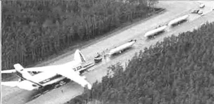 Фюзеляжи Нимродов на авиабазе в Кинлоссе перед погрузкой в Ан124 - фото 117