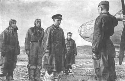 Техник докладывает экипажу Бостона о готовности самолета к вылету - фото 32