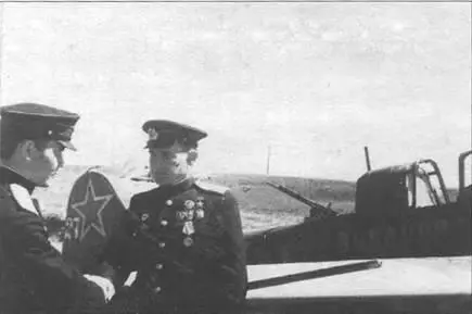 Командир 8го ГвШАП Герой Советского Союза Челноков напоминает молодым - фото 35