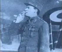 Массон вскоре после вручения ему Военного креста слева Массон играет с - фото 7