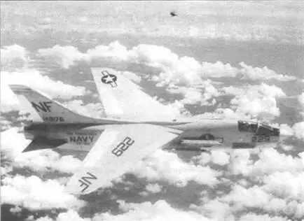 F8E из состава эскадрильи VF53 с авианосца Тикондерога Самолет несет на - фото 71