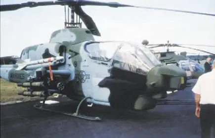 Фото 2 Вертолет AH1W 4BW Viper на выставочной площадке авиасалона в - фото 50