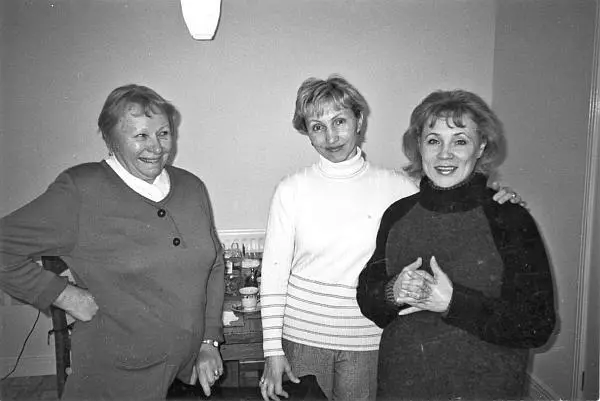 Мать Марины Литвиненко Марина Литвиненко и жена автора Людмила на кухне на - фото 28