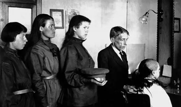Стригут бедненьких С офицерами перед Зимним Дворцом Свежеподстриженные под - фото 72