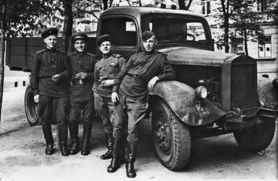 Бойцы Красной Армии на фоне трофейного МерседесБенц L3000S У грузовика - фото 21