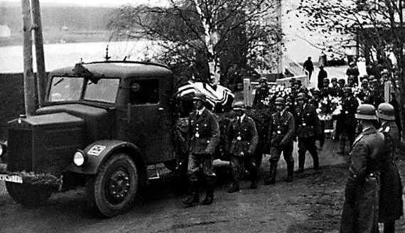 Типовой 3тонный капотный грузовой автомобиль Татра27В с задними ведущими - фото 96